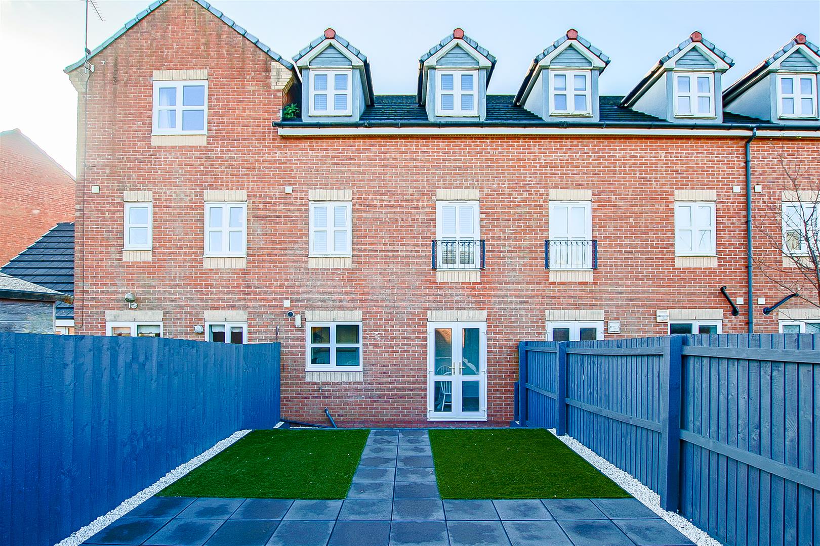 4 Bed Townhouse House For Sale - Main Image